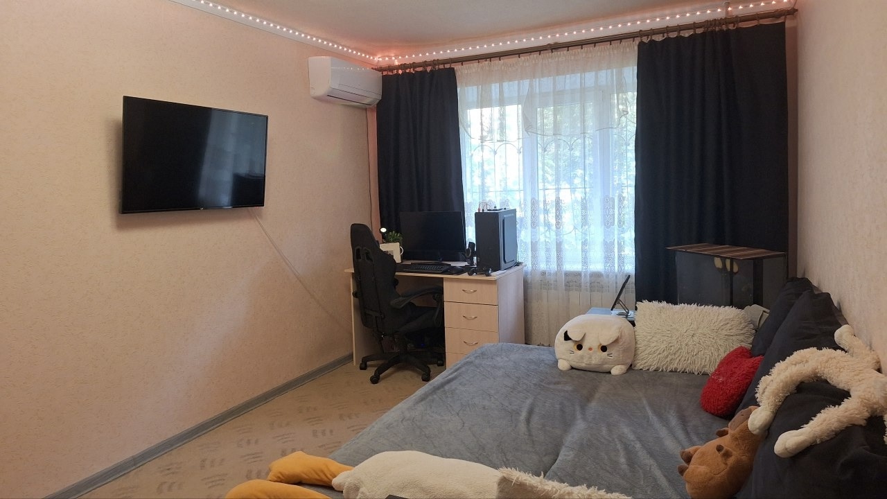 Продается 2-комнатная квартира кв. Шевченко Этаж - 1/5 Площадь - 45 м2 Дом кирпичный. Окна м/п Новые радиаторы Стояки, канализация - пластик Новый бойлер Новый кондиционер Ровные стены и потолок Остаётся вся мебель и бытовая техника . Рядом парк Щорса ,Аврора. Прописанных нет Цена 5 700 000 ,торг реальному по...