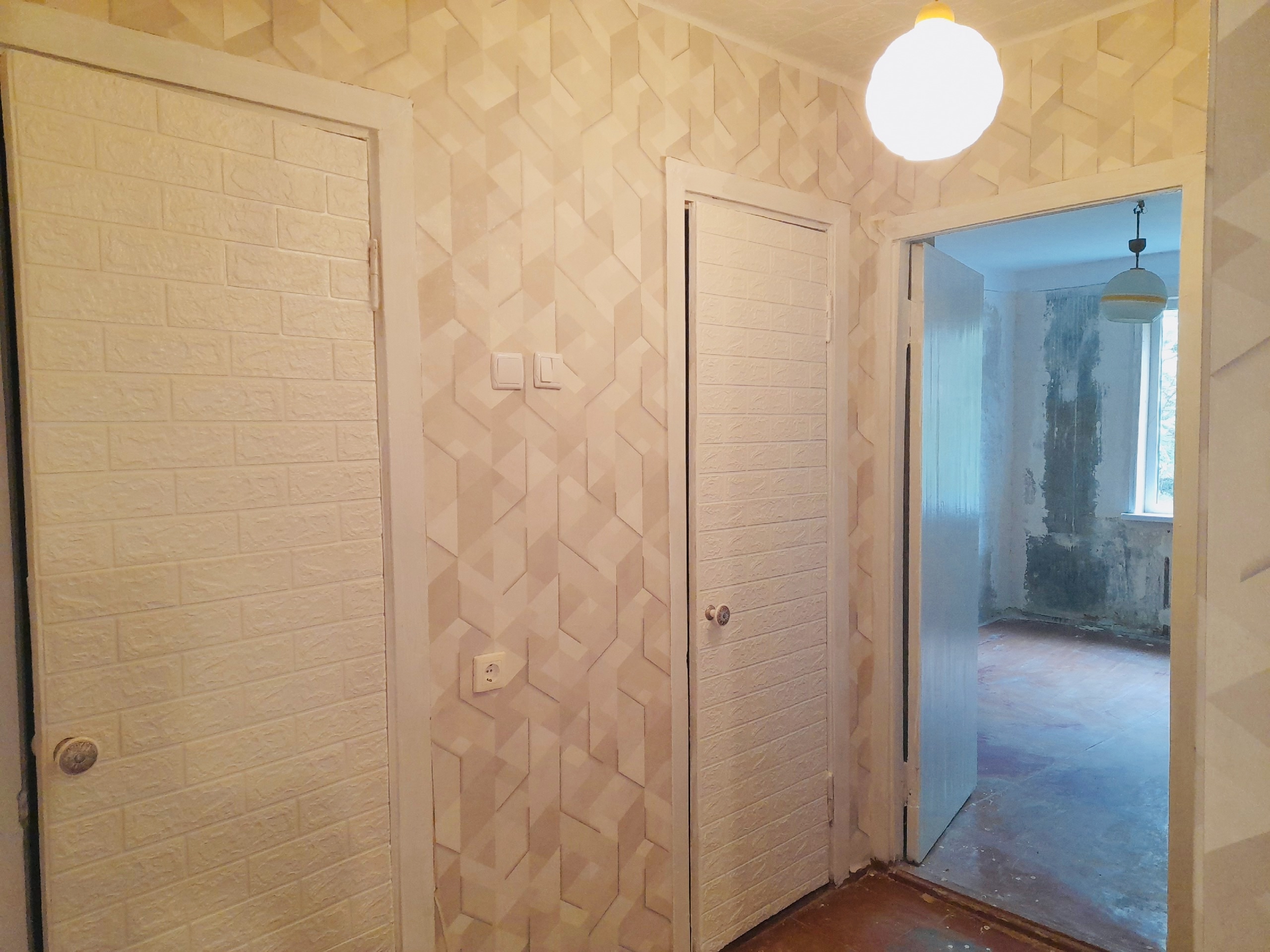 Объект 1022 🏠 Продаётся тёплая 3-к.кв. 72м² (5/5 эт.) в ЦЕНТРЕ Перевальска! 📍 Ул. Ленина 💰 2 100 000 руб. ✅ Готово к въезду! Легкий косметический ремонт: ✔ Обои в зале, кухне (9м²), коридоре ✔ Новый кухонный гарнитур ✔ Две спальни — обустраивайте под себя! ✨ Обновлено в 2025: 🪟 Пластиковые окна (везде!) 🔧 Нов...