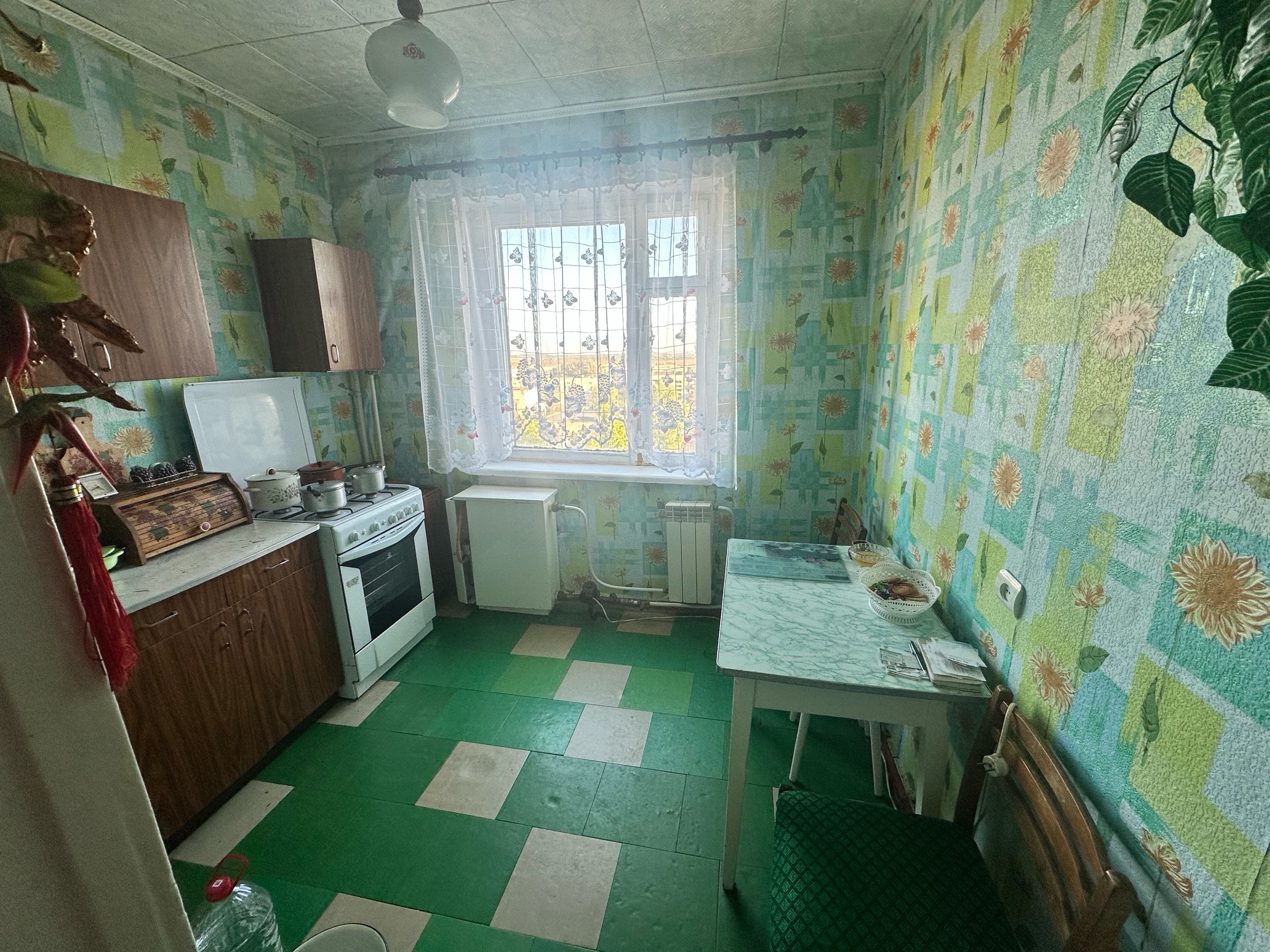 Продам 3-х комнатную квартиру на 9 этаже ( лифт работает ) Гагарина 5 В квартире автономное отопление, крыша не течет , большая кухня , раздельный санузел , состояние квартиры -жилое , мебель остается Цена 2 млн руб ( торг уместен ) Тел : +7 (959) 225-02-49 Продажа от Собственника...