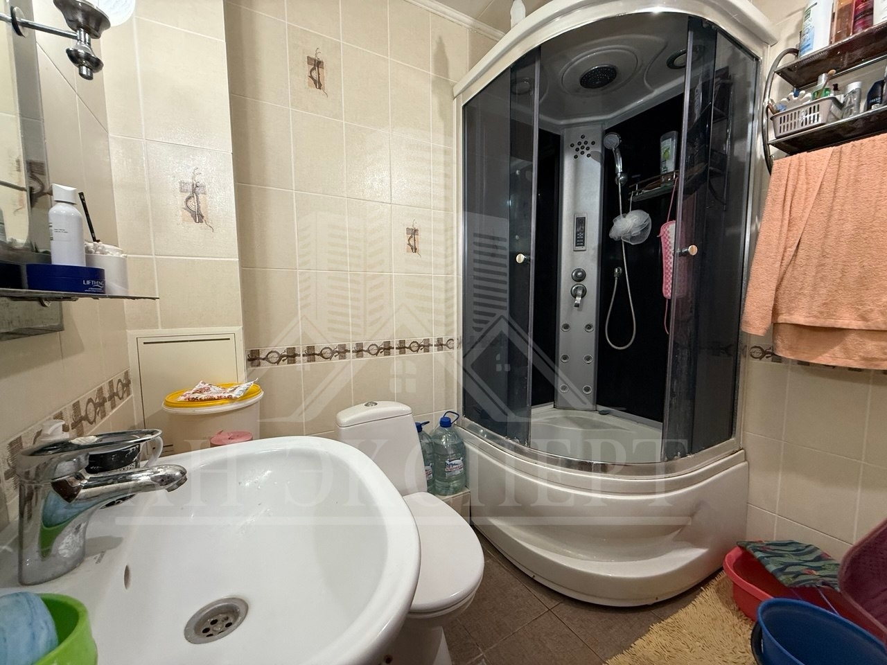🔑 ПРОДАМ 2-Х КОМНАТНУЮ КВАРТИРУ 🔑 📍 Расположение:г.Стаханов, 50 лет Октября дом 6✅ 🏢 Этаж - 2/5 ✅ 📌Площадь- 43.24м² 💼 Полный пакет документов, готова к продаже ✍ ОПИСАНИЕ: 🔹Продаётся квартира с отличной планировкой в г.Стаханов🍃 🔹Квартира с хорошим ремонтом⚒️ 🔹Просторная прихожая 🪴 🔹Имеется кладовая 🍂 🔹Пласти...
