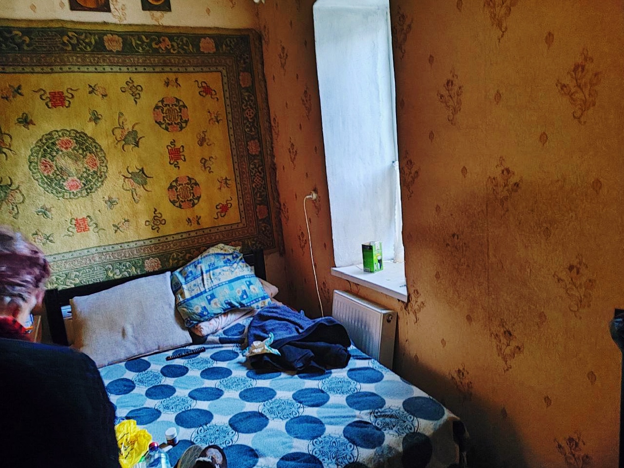Объект 887 Продаётся Дом в центре г.Перевальска по ул.Ленина (по документам квартира на земле). ОП - 85 кв, кухня - 20 кв. Участок - 4 сотки. Построен из бутового камня. В доме: зал+ 2 спальни + комната в пристройке + коридор + кухня + санузел. Газовый котёл, центральная канализация. Во дворе Гараж и беседка....