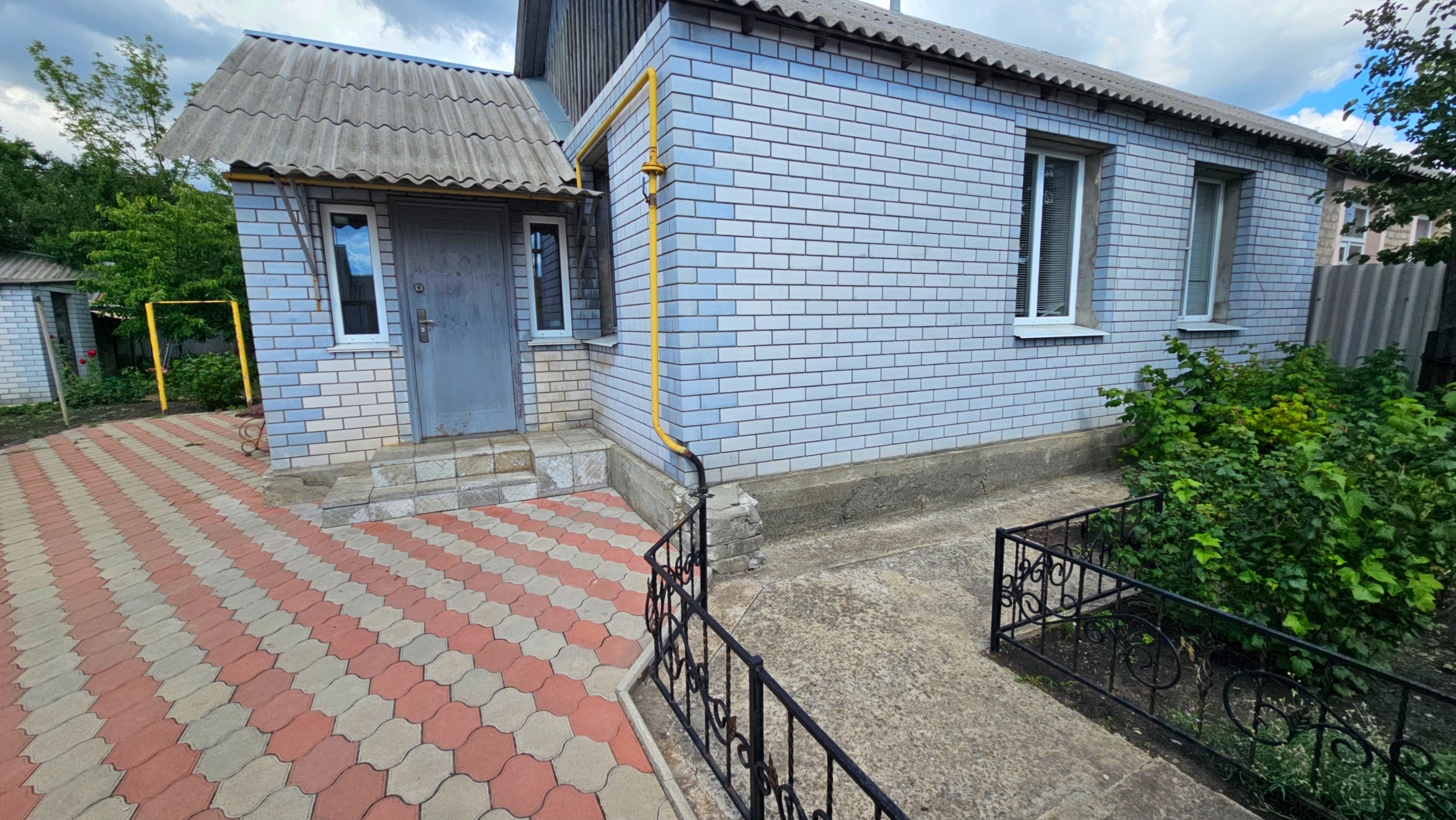 🏡Продаётся 1/2 часть дома в Свердловске, ул. Украинская, р-н Автовокзала — отличное расположение. 📐Площадь: =87 м2. Планировка: 2 спальни , зал , гостиная , просторная кухня , большой санузел . 🛠Газовое индивидуальное отопление. Есть скважина. Все окна металлопластиковые. Крышу меняли. На полу — ламинат и лин...