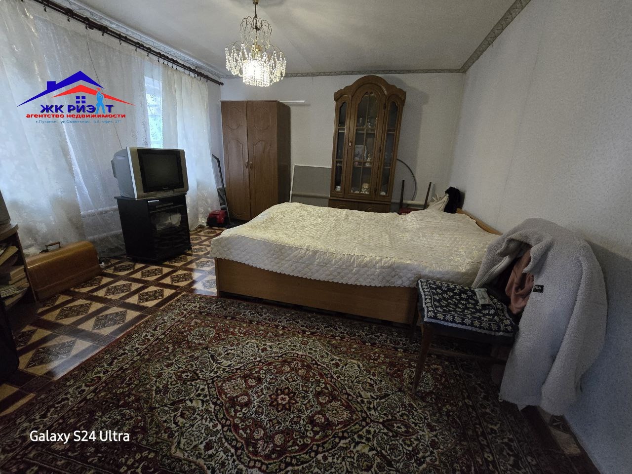 Продам 2 смежных участка с домостроениями в г. Луганске (Верхний Камброд). ✅Первый участок размером 5 соток ПРИВАТИЗИРОВАН. 🔺 На участке находится жилой дом площадью 50 м2. В доме - 2 комнаты, коридор, примыкающая пристройка, где расположена кухня и санузел. Летняя терраса. Дом мергельный облицован кирпичом. ...