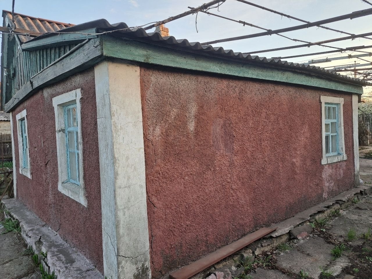 ! Продается уютный домик в г. Перевальск! 📍 Адрес: ул. Алека Дундича ✔ До центра города – 8 минут пешком ✔ Тихая, спокойная улица 🏡 Характеристики дома: ✔ Свет и вода в доме ✔ Газ по границе участка (в дом не заведен) ✔ Хозяйственные постройки 🌿 Участок с посадками: ✔ Молодой сад ✔ 50 кустов винограда (17 раз...