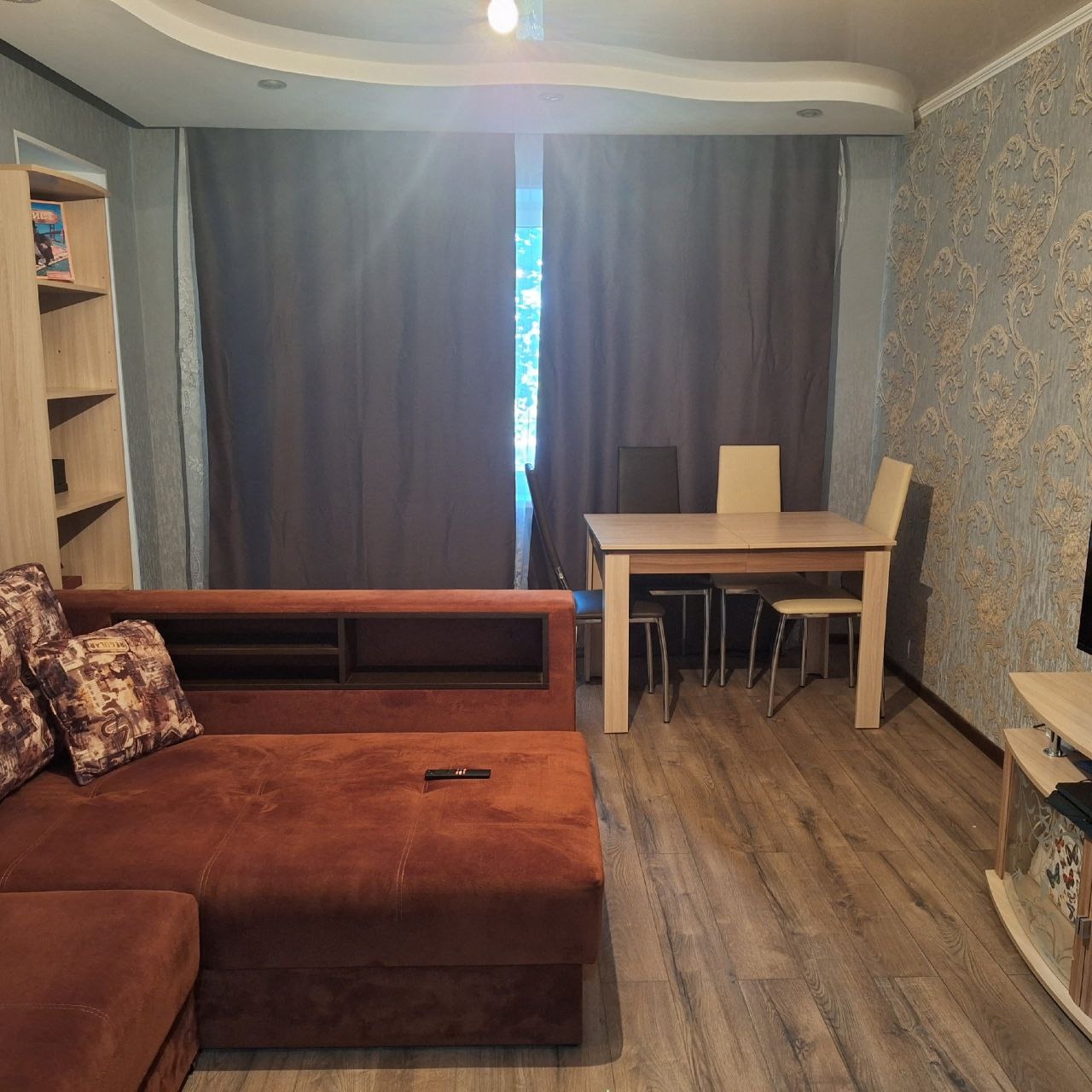 Продается 3-х комнатная квартира кв. Дзержинского, 1/9 эт., общ. пл. 74 кв.м., кухня 8 кв.м. Цена 8 650 000 руб. Квартира после ремонта, кухня теплый пол, окна м/пл, c/у раздельный (кафель), балкон и лоджия застеклены, натяжные потолки, ламинат, вся мебель и техника остаются. Тел.: +79591991665 Александр...