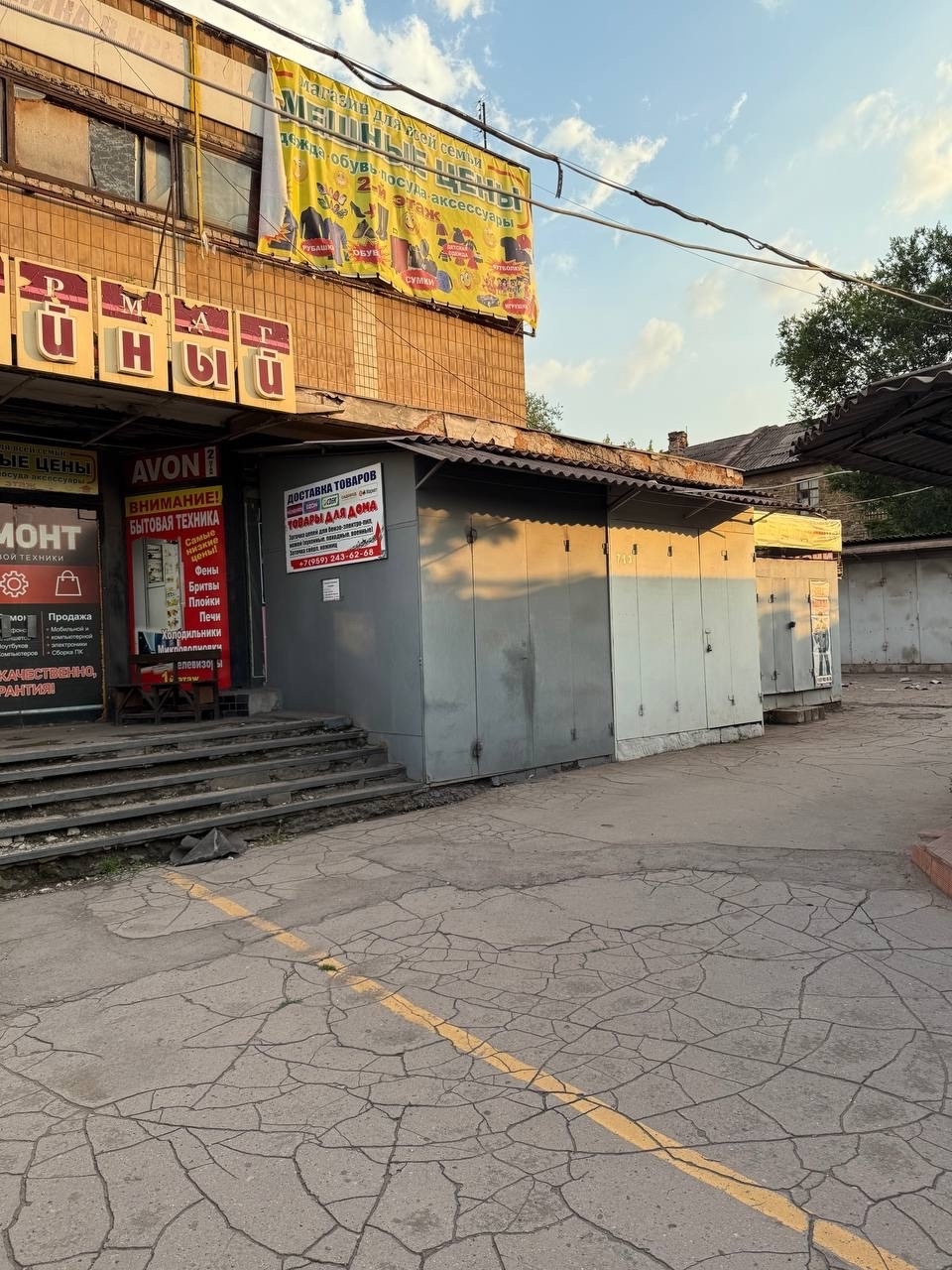 Продаётся торговый контейнер 9 кв.м. на Центральном рынке, г. Алчевск Текст объявления: ✅ Отличное расположение: Центральный рынок, возле Универмага. Очень высокая проходимость. ✅ Готов к работе: Контейнер полностью утеплён, проведён свет, установлен электросчётчик. ✅ Есть витрины: Идеально подходит для розни...