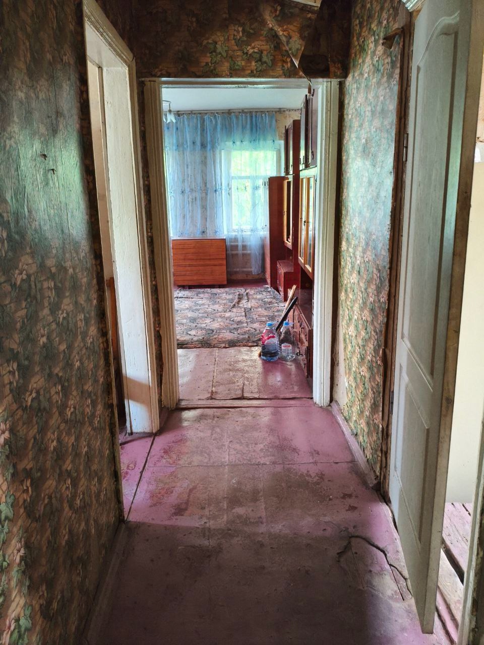 Дом пгт. Станица Луганская, ул. Красноармейская Цена: 1 800 000 руб. пгт. Станица Луганская ул. Красноармейская. Участок 9.5 сот. (приват), общ. пл. 57.5 кв.м., на участке 2 сарая, погреб, летний душ. Есть скважина подведена в дом, подключено и к центральному. Рядом лес, чистый воздух, тихий и спокойный район...