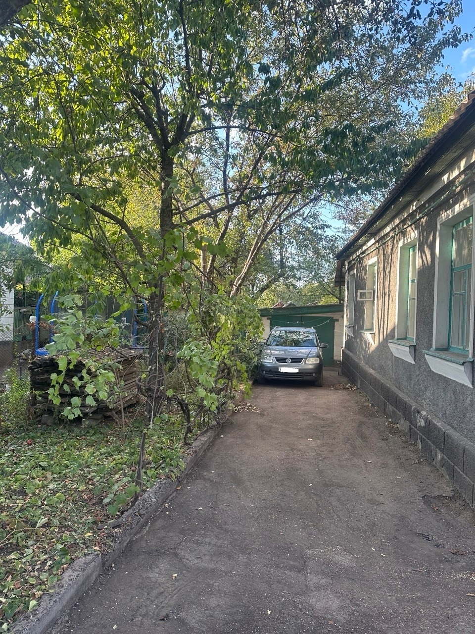 Продаётся просторный, хороший дом 🏡
г. Алчевск. Район старого ДЕПО
✅Площадь 90 кв м
✅Санузел в доме
✅Мебель частично остаётся
✅На участке есть гараж,...