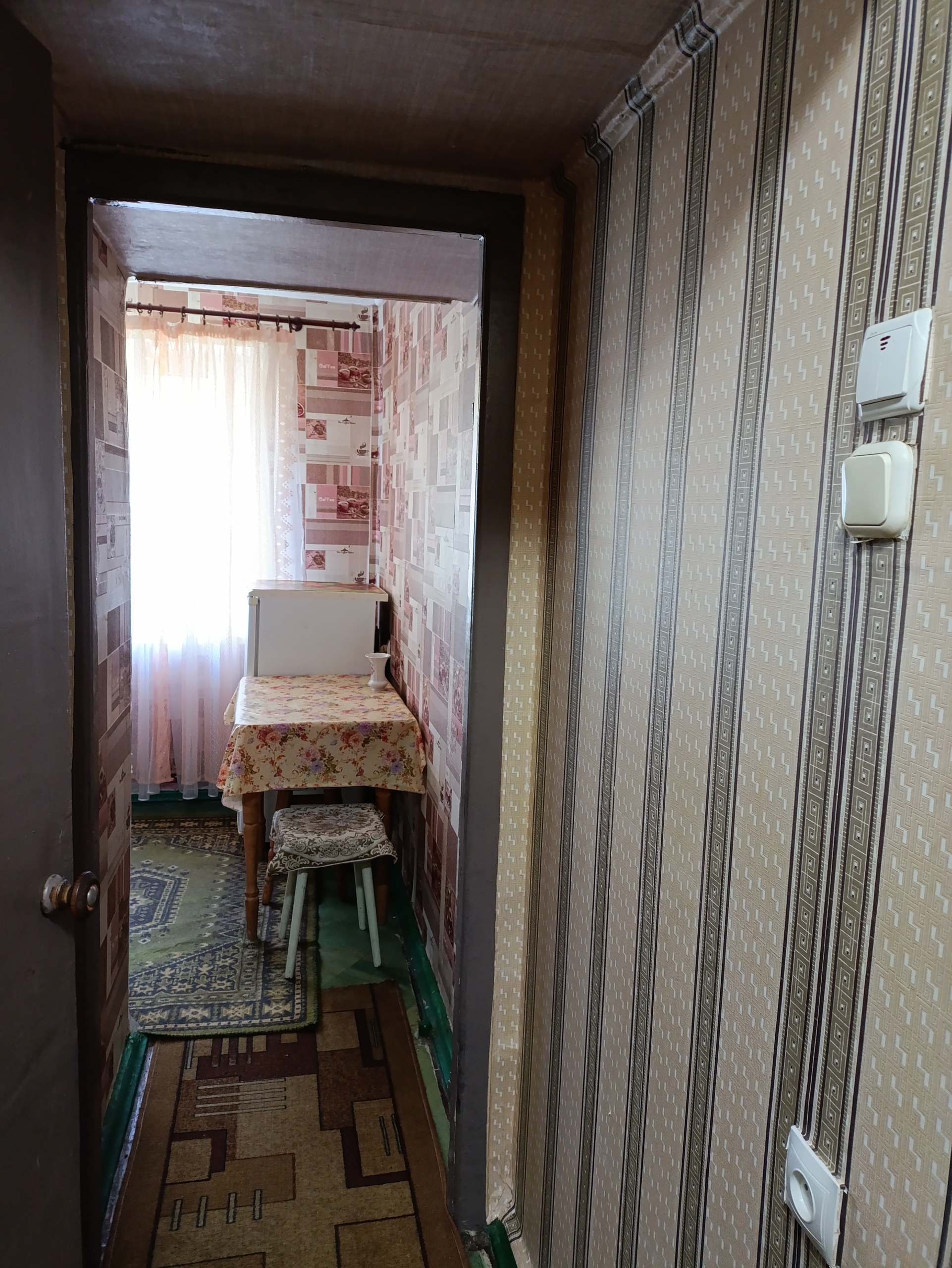 Сдам квартиру на сутки, неделю.1комн.Квартал.Есть электро отопление, бойлер, мебель, посуда, чистое постельное белье и полотенца, интернет, стиральная машинка автомат.2500р.сутки.больше двух суток скидки.+79592578218....