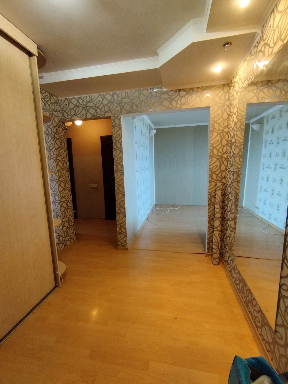 г. Алчевск 🏠 Уютная 3-комнатная квартира в районе Маяка! 📍 Адрес: ул. Ленина, Московский проект, 67 м². 🚪 Все комнаты изолированы — личное пространство для каждого. 🚿 Санузел в кафеле, раздельный — практично и стильно. 🪟 Металлопластиковые окна, свежий ламинат и кондиционер для комфорта в любое время года. 🛋 ...