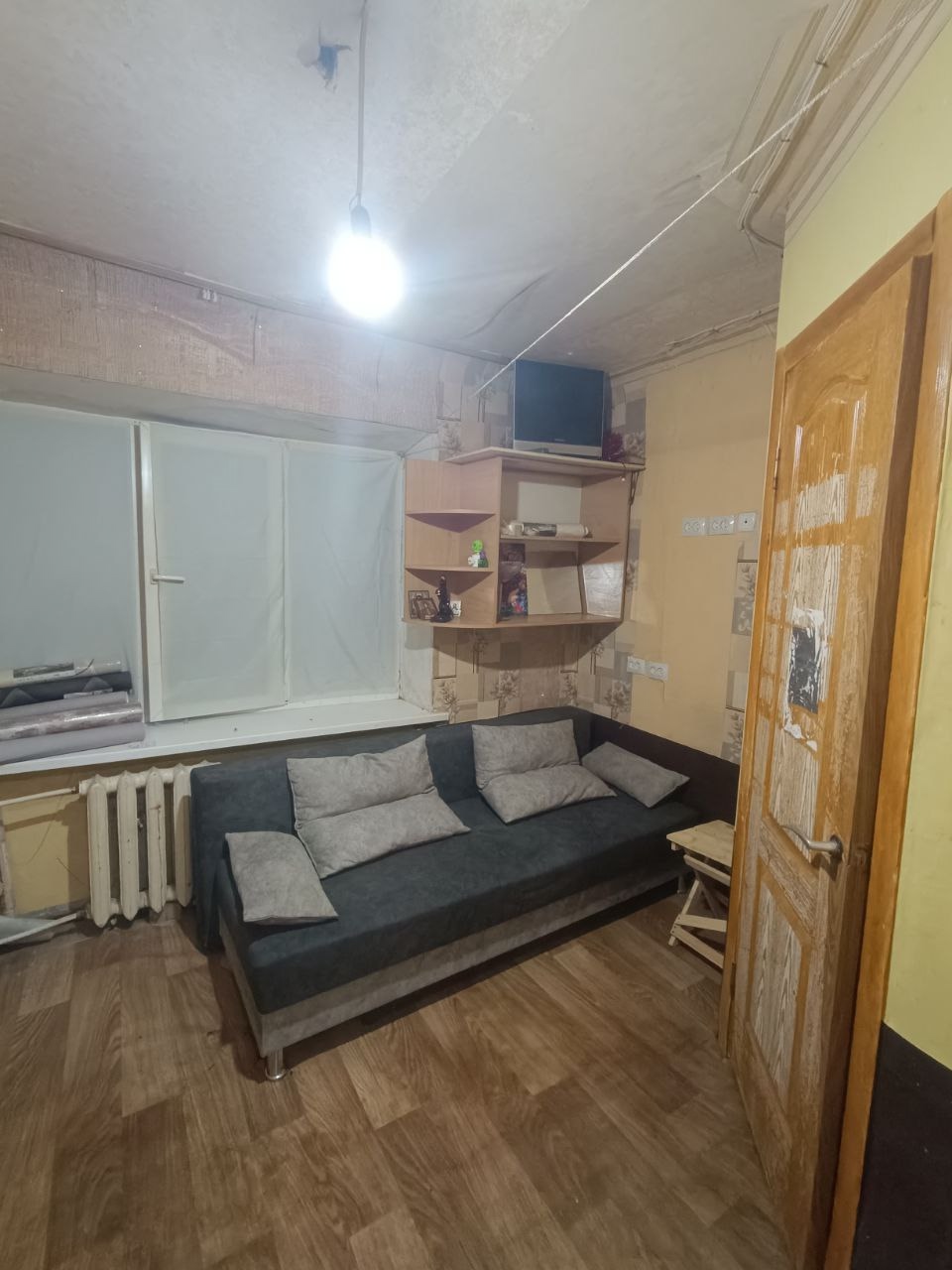 Продам полугостинку в Луганске на кв. кв. Молодёжный, 2/5 эт., 13,6 М2 общ. пл. В квартире есть всё необходимое для проживания: Диван, стиральная машина, душевая кабина, бойлер, газовая плита, вай-фай, смарт ТВ с андроидом и кабельным ТВ. Всё остаётся! М/П окно, новая проводка, новая входная дверь. Соседи - т...