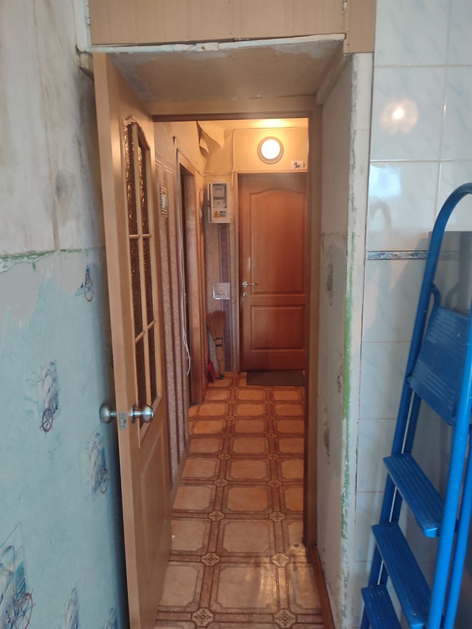 !!!! Продам 1- комнатную квартиру квартал Волкова город Луганск, 2/5 эт., пл. 31 кв.м., кухня 6 кв.м., жилое состояние, частично под ремонт, балкон ( застеклен ). Цена 2 800 000 руб. тел. +79591424483 Елена...