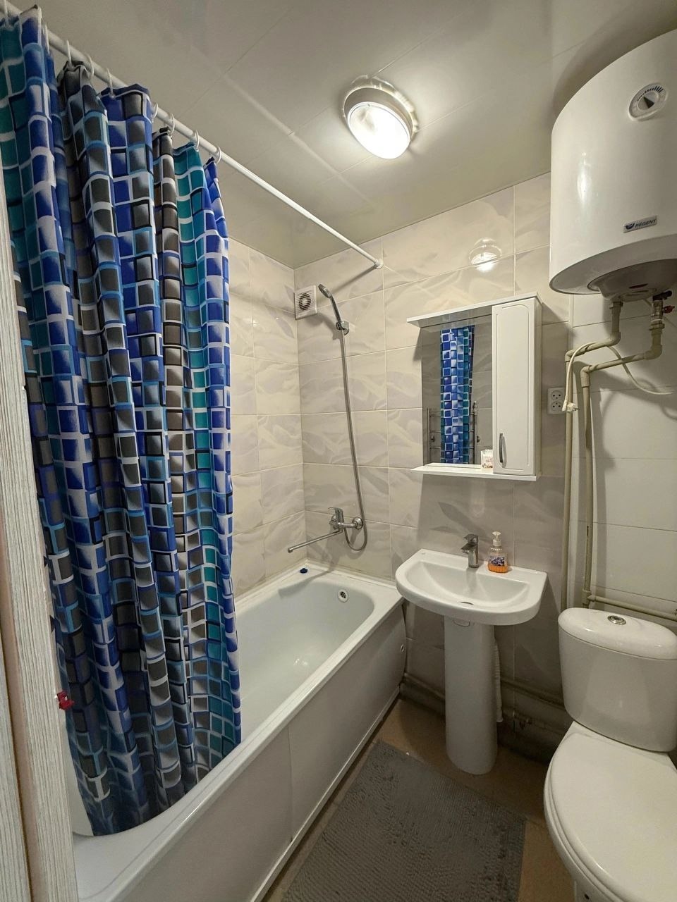 ‼‼Продам 1-комн., квартиру кв. Комарова. 5/5-эт., 33/16/6. Квартира в хорошем жилом состоянии. Крыша после кап ремонта. Балкон застеклен. Вся мебель и техника остается. Рядом школа, дет.сад, рынок. Цена ‼3 700 000₽ тел.+7(959)195-27-88 Мила...