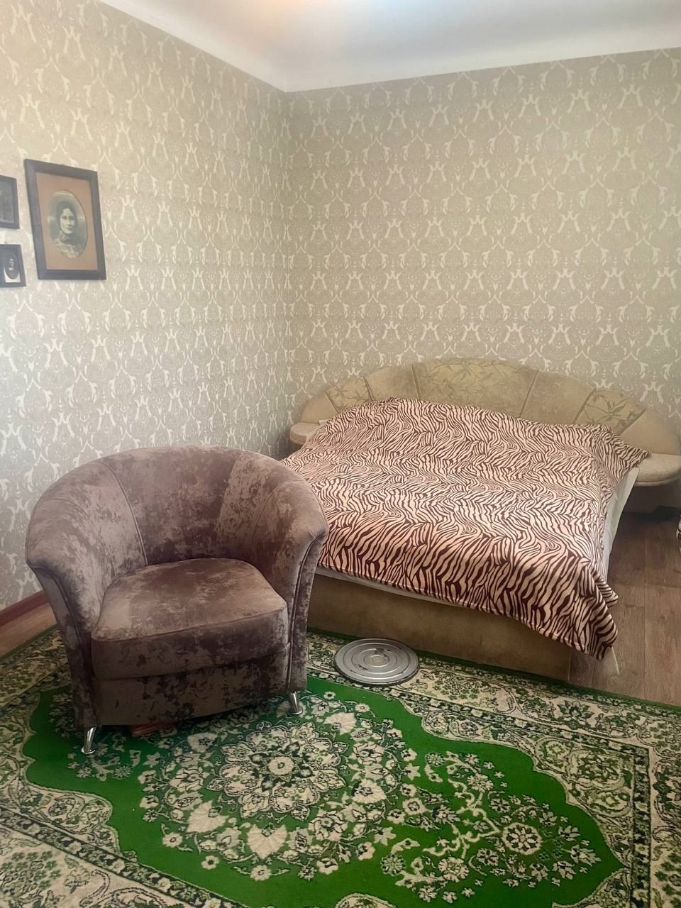 АЛЧЕВСК 🏡 ПРОДАЕТСЯ КОМФОРТАБЕЛЬНЫЙ ДОМ(74 кв. м.) С УЧАСТКОМ 📍 ул. Мичурина ✔ 3 комнаты + мансарда ✔ Современные коммуникации: ✔Автономное отопление ( одноконтурный котел) ✔Газовая колонка ✔Пластиковые трубы, металлопластиковые окна ✔Собственная скважина с чистой водой ✔Санузел с кафельной отделкой ✔Просторн...