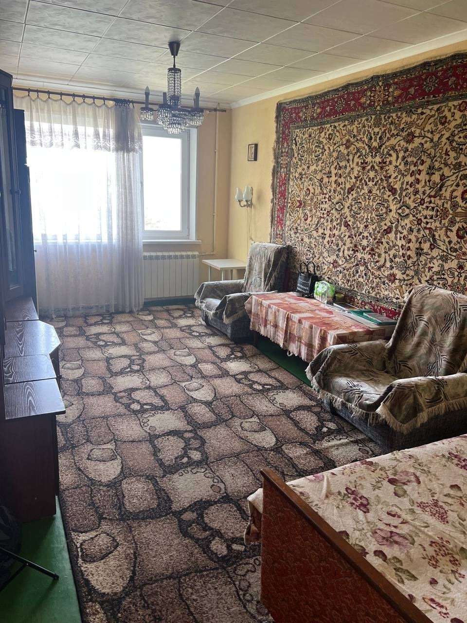 Продам 2 комнатную квартиру. ● Адрес: на Молодёжном ● Цена: 4,2 млн рублей. ● Телефон: +79595117749 Ирина ● Описание: 3 этаж/5 этажного дома. Балкон застеклен, коммуникации все заменены, есть бойлер, техническая кладовая. Централизованное отопление, квартира теплая. Рядом есть остановки общественного транспор...